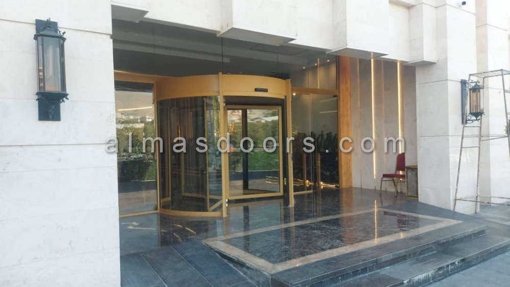 درب گردان ریولوینگ هتل در سنندج